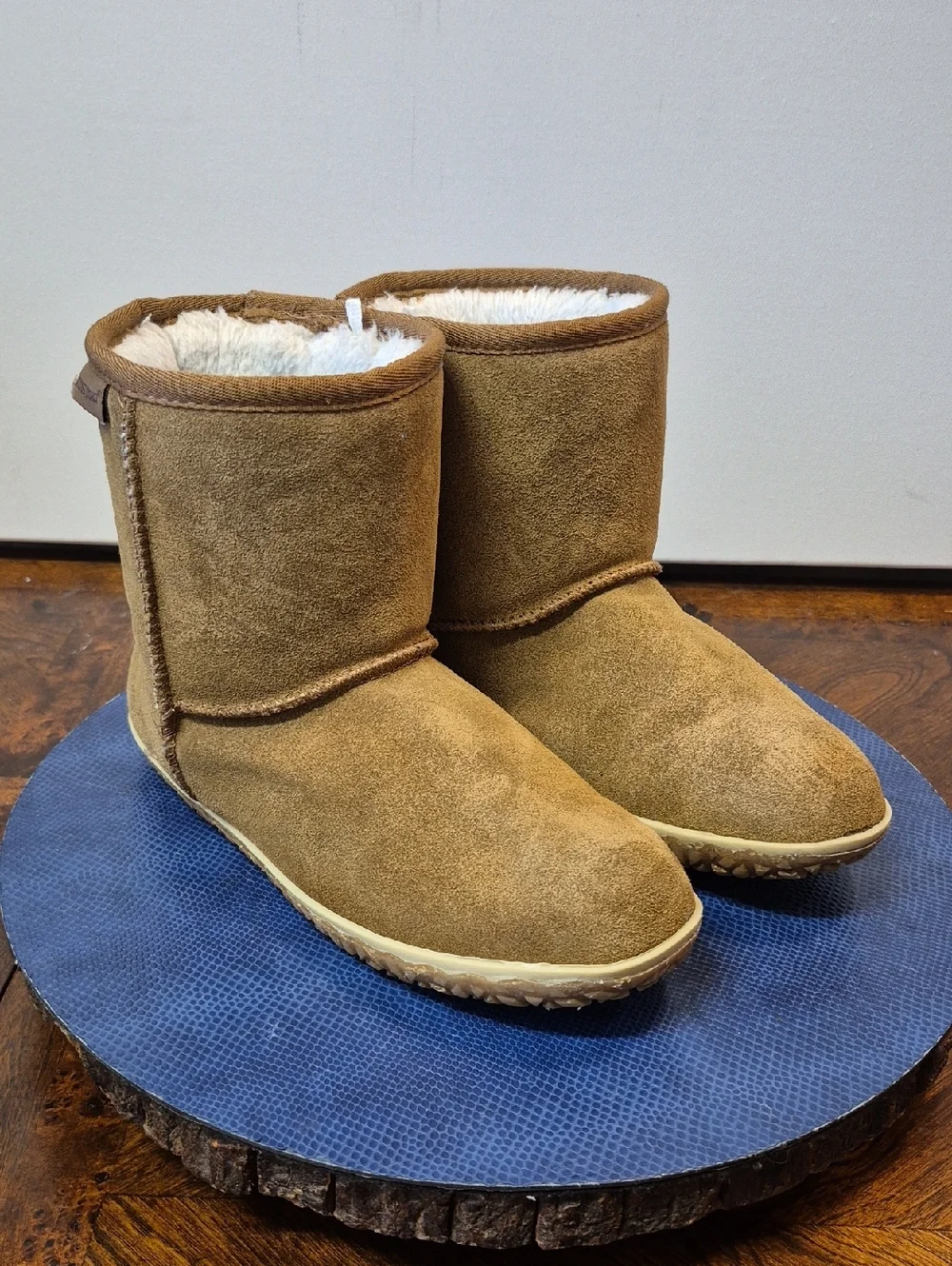 Minnetonka Womens Olympia Short Boots in Golden Tan Size 8M (#1032s)